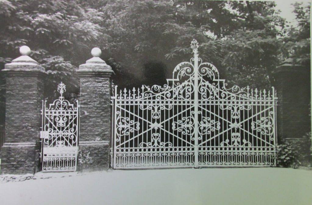 Кована брама і хвіртка при головному вході на цвинтар. Фото кінця 1950-х